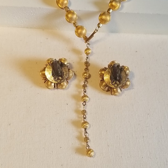 Trendy Vintage gold tone necklace/clip earring set - Picture 2 of 2